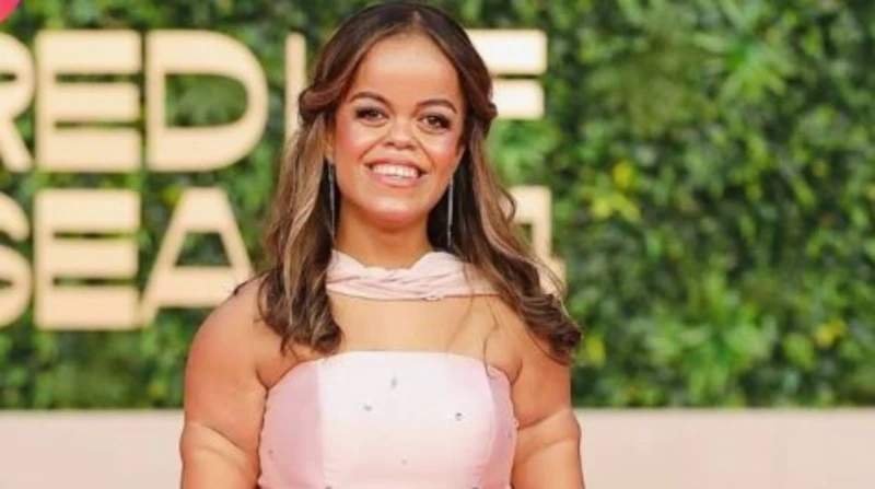 سنو وايت السينما المصرية.. مريم شريف تتحدى التقزم تصدرت الفنانة الشابة مريم شريف محركات البحث ومواقع التواصل بعد إصدار فيلمها الجديد سنو وايت، ليس فقط لموهبتها التمثيلية اللافتة، ب