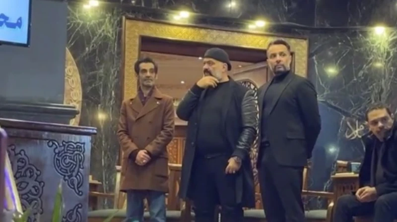 تغيب ياسمين عبد العزيز.. وائل وحيدا في عزاء والده أقيم مساء اليوم عزاء والد الفنانة ياسمين عبد العزيز، الذي رحل عن عالمنا السبت الماضي.عزاء والدة