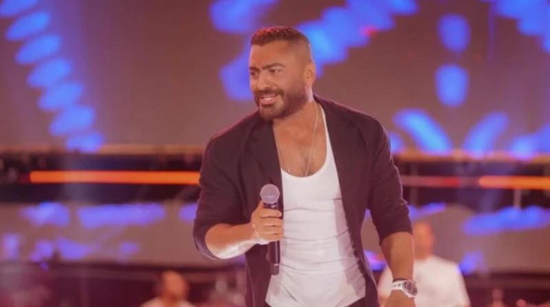 ناسيني ليه على طريقة المهرجانات.. تصرف غير متوقع ل تامر حسني تداول جمهور الفنان تامر حسني، مقطع فيديو قصير، يستمع خلاله نجمهم المفضل لأغنيته الشهيرة ناسيني ليه، ولكن بطريقة مختلفة.