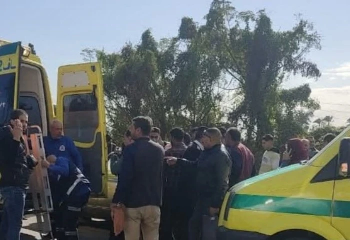 إصابة 6 أشخاص في حادث تصادم على طريق طنطا - كفر الزيات بالغربية شهد طريق طنطا - كفر الزيات بالقرب من مدخل كفر العرب بمحافظة الغربية حادث تصادم مروع