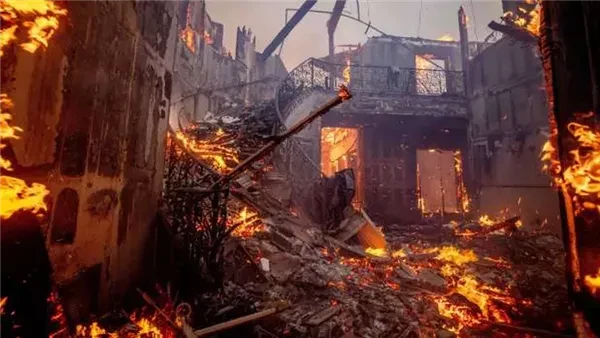 كندا تعلن إرسال فرق إطفاء للمساعدة في السيطرة على حرائق لوس أنجلوس أفادت وسائل إعلام أمريكية، اليوم السبت، بأن كندا أرسلت فرق إطفاء للمساعدة في السيطرة على حرائق لوس أنجلوس.وأعلنت 