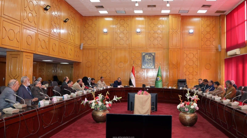 كتبت أمل عبد الرحيم عقد المهندس أحمد عصام الدين نائب محافظ الإسماعيلية، اليوم الثلاثاء، اجتماعا لمناقشة مشكلة ارتفاع منسوب المياه السطحية بمركز ومدينة فايد. وذلك بحضور العميد محمد 