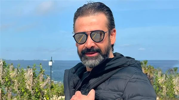 كريم عبدالعزيز يستأنف تصوير فيلم الأرض السوداء منتصف يناير بدأ كريم عبدالعزيز الفترة الماضية تصوير فيلمه الجديد الأرض السوداء ( كيميت)، وصور عددا من المشاهد في عدة أماكن منها الجون