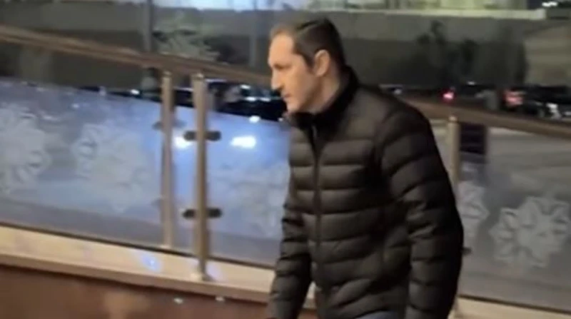 علاء مبارك يواسي أسرة الفنان الراحل أحمد عدوية (فيديو) تواجد عدد كبير من الفنانين والشخصيات العامة في عزاء الفنان الراحل أحمد عدوية، الذي أقيم مساء