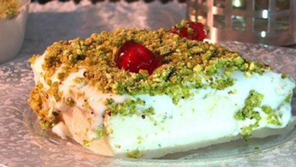 طريقة عمل ليالي لبنان.. حلوى شرقية بنكهة لا تقاوم ومذاق ساحر - أفاق عربية طريقة عمل ليالي لبنان، تعتبر ليالي لبنان واحدة من أشهر الحلويات الشرقية التي تمتاز بقوامها الناعم، وطعمها 