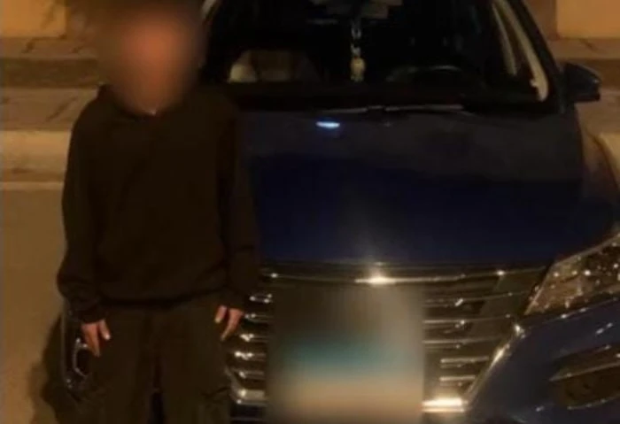 بعد إثارته الرعب، ضبط طفل يقود سيارة في التجمع الأول وتحرك قانوني ضد والدته تداول مقطع فيديو يظهر طفلا يقود سيارة في منطقة التجمع الأول بالقاهرة، في واقعة أثارت جدلا كبيرا عبر مواق