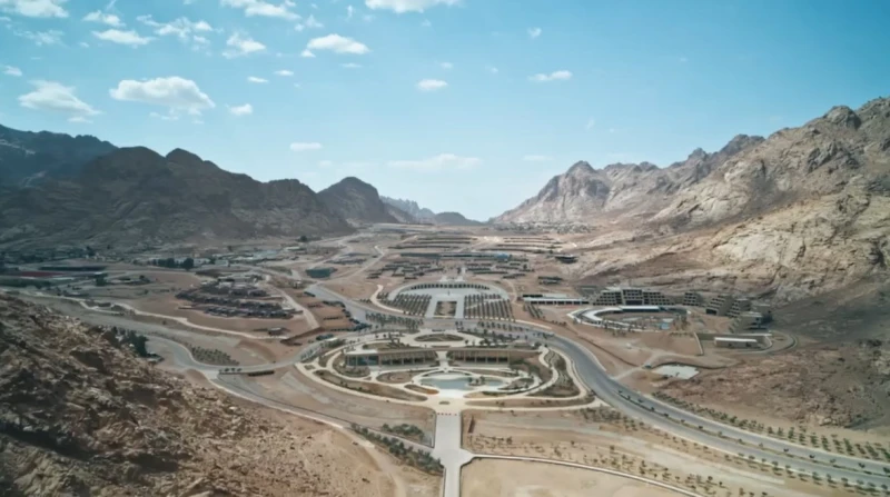 مزار للحجيج والمسلمين.. تفاصيل مشروع التجلي الأعظم لجذب مليون سائح يحظى مشروع التجلي الأعظم باهتمام القيادة السياسية، والذي يعيد صياغة مفهوم السياحة الدينية في مصر، ومن المقرر افتت