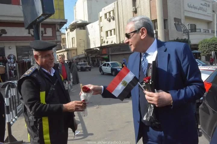في عيد الشرطة ال73.. محافظ الغربية يوزع الزهور على رجال الشرطة ويشيد بتضحياتهم في يوم الوفاء الغربية: متابعة رشدي ابوطالب الجندي : لأفراد الشرطة أنتم