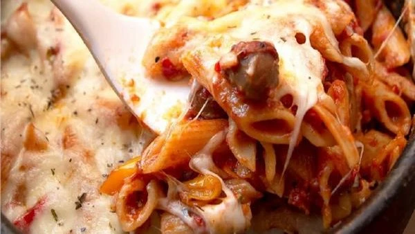 وصفة مميزة.. طريقة عمل مكرونة بالسجق أفاق عربية يفضل العديد من الأشخاص تناول المكرونة بوصفات مختلفة، وتعد المكرونة بالسجق من الأكلات الشهية والمختلفة. وإليك طريقة عمل مكرونة بالسجق