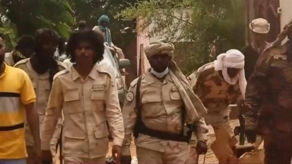 السودان .. الدعم السريع تقصف معسكرات النازحين بالفاشر شكت المنسقية العامة لمعسكرات النازحين واللاجئين في السودان، من استمرار القصف المدفعي العنيف، على مخيم أبوشوك للنازحين لليوم ال