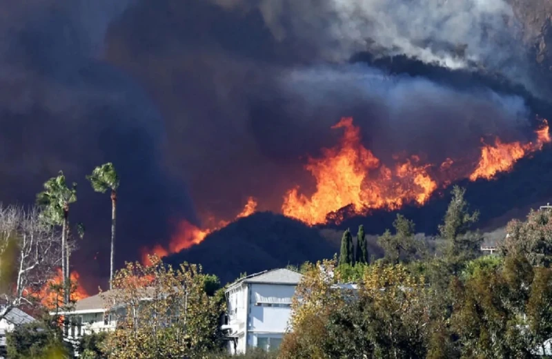 رسالة الكاتب أحمد عرفات للشامتين في حرائق امريكا أنتم ناقصين إنسانيا وأخلاقيا وجه الكاتب أحمد عرفات رسالة تعقيبية للشامتين في حرائق الولايات المتحدة الأمريكية، عبر منشور على حسابه 