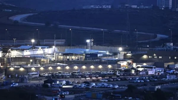 بدء إطلاق سراح الدفعة الأولى من الأسرى الفلسطينيين خارج سجن عوفر الإسرائيلي أفادت وسائل إعلام عبرية، ببدء نقل الدفعة الأولى من الأسرى الفلسطينيين