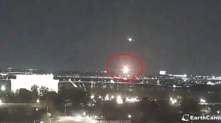 تطورات حادث تصادم طائرتين واشنطن ومقتل العشرات متابعة ايمن جاد قال الرئيس ترامب أنه يتابع أول بأول حادث تصادم طائرة التدريب العسكرية مع طائرة الركاب