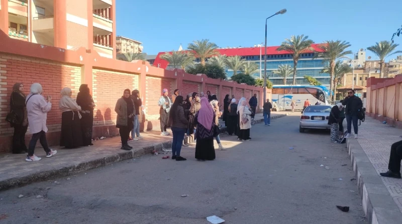 طلاب الإعدادية ينقسمون حول امتحاني الجبر والدراسات ببورسعيد رصدت كاميرا افاق عربية آراء طلاب الشهادة الإعدادية ببورسعيد حول امتحان مادة الدراسات الاجتماعية، الذي أثار استياء واسعا 