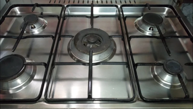 بدعكة واحدة تنظيف عيون البوتاجاز بدون تعب ولا مجهود من أكثر المشكلات المزعجة التي تواجه السيدات هي تراكم الحروق والدهون على عيون البوتاجاز، مما يجعل تنظيفها أمرا شاقا، وعلى الرغم م