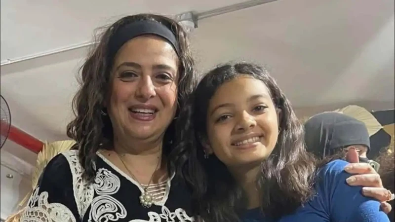 والد الطفلة ريناد عادل يكشف لأول مرة تفاصيل وفاتها ريناد عادل , كشف والد الطفلة ، التي لقيت مصرعها جراء سقوطها من شرفة منزلها في محافظة الإسكندرية ،