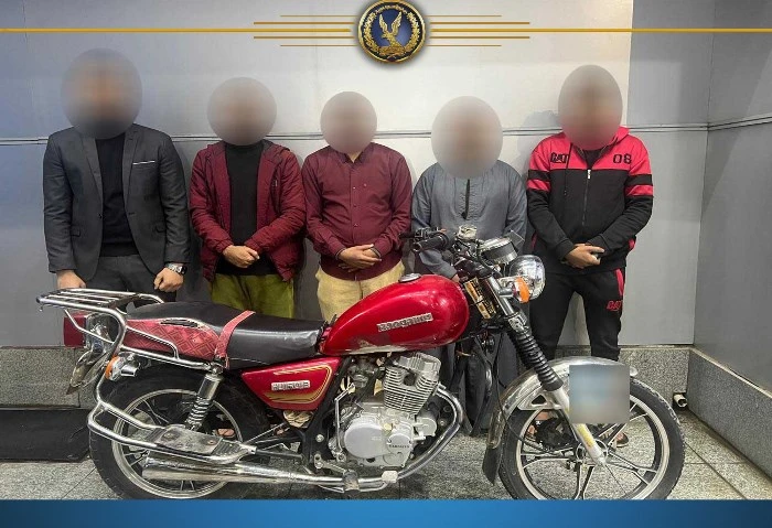 القبض على شخصين بتهمة نشر أخبار كاذبة عن خطف الأطفال في قنا كشفت الأجهزة الأمنية ملابسات ما تم تداوله عبر مقطع فيديو على مواقع التواصل الإجتماعى به شخصان يستقلان دراجة نارية يقومان