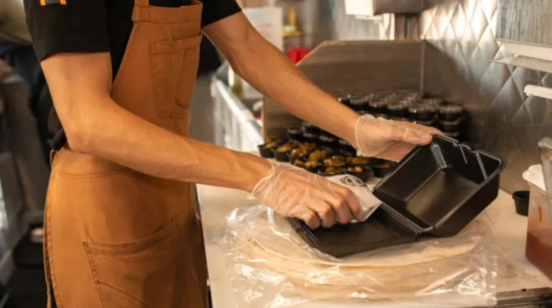 تحذيرات صحية من تناول الأطعمة الجاهزة في الأطباق البلاستيكية السوداء تشهد مبيعات الأطعمة الجاهزة انتعاشا واسعا حول العالم، نظرا لسرعة تحضيرها وتوفرها بأسعار مقبولة، فيما أثارت الأط