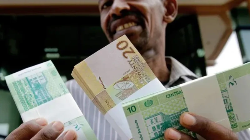 السودان يستبدل عملته.. هل يحاصر الدعم السريع اقتصاديا؟ يشهد السودان واحدة من أصعب أزماته الاقتصادية في ظل صراع مسلح مستمر بين الجيش وقوات الدعم