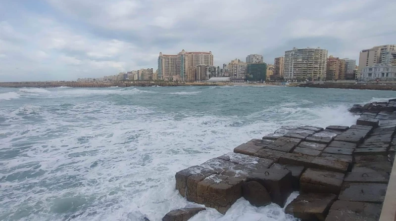 رياح عاتية وأمطار غزيرة.. تحذيرات جديدة من نوة الفيضة الكبرى تشهد مصر العام الجاري عدة ظواهر مناخية، ومن أبرزها نوة الفيضة الكبرى، التي تبدأ اليوم وتستمر لستة أيام متتالية. وتعتبر 