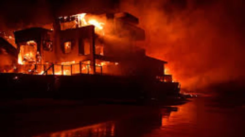 نيران تلتهم أحلام النجوم.. حرائق لوس أنجلوس تدمر بيوت المشاهير اندلعت حرائق الغابات في لوس أنجلوس، مما أسفر عن تدمير معظم منطقة باسيفيك باليساديس، وأجبرت أكثر من 180 ألف شخص على ال