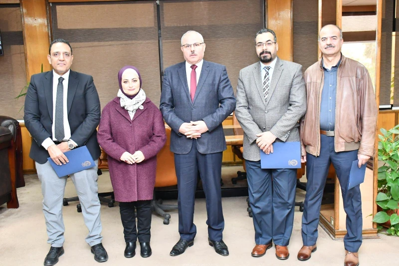 كتبت أمل عبد الرحيم أصدر الأستاذ الدكتور ناصر مندور رئيس جامعة قناة السويس اليوم السبت الموافق 4 يناير قرارا بتعيين الأستاذ الدكتور أحمد عزمي زكي