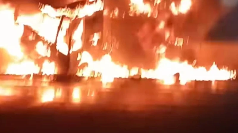 تفحمت بالكامل.. لحظة اشتعال النيران في سيارة نقل بالإسكندرية أصيب شخص بجروح وكدمات، مساء اليوم، إثر اندلاع حريق في سيارة نقل ثقيل تحمل حاوية أثناء