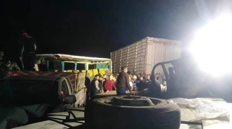 صدمته سيارة.. وفاة مأساوية ل شاب في التجمع لقي شاب مصرعه إثر اصطدام سيارة مسرعة به، أثناء عبوره الطريق بمنطقة بالتجمع.تلقت أجهزة الأمن بمديرية أمن