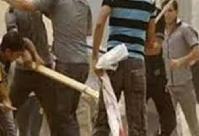 مشاجرة عنيفة في الجيزة بسبب خلافات الجيرة، بلوجر شهير ضمن المتورطين شهدت منطقة الجيزة مشاجرة بين عدد من الأشخاص، من بينهم صانع محتوى بلوجر شهير، وذلك بسبب خلافات تتعلق بالجيرة وإغل