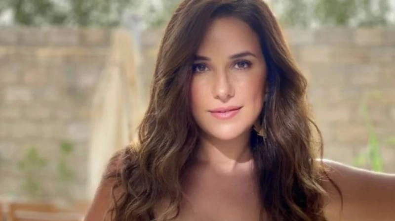 هسيب الفن وأفتح حضانة.. القصة الكاملة ل اعتزال شيري عادل (فيديو) فاجأت الفنانة شيري عادل جمهورها باعتزالها الفن بشكل مفاجىء قبل أن يتضح أن كل ما ذكرته في هذا الإطار كان مجرد مقلب.م