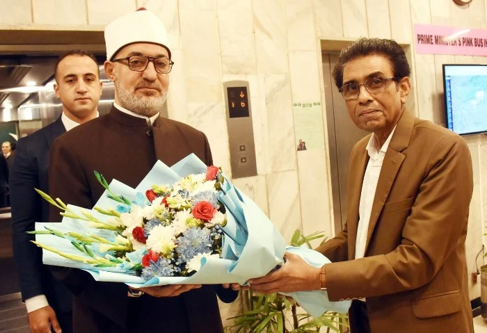 حفاوة باكستانية بمفتي افاق عربيةية، وزيرا الوئام الديني والتعليم يستقبلان عياد بالورود استقبل الدكتور خالد مقبول صديق، وزير التعليم والتدريب المهني في باكستان، الدكتور نظير محمد عي