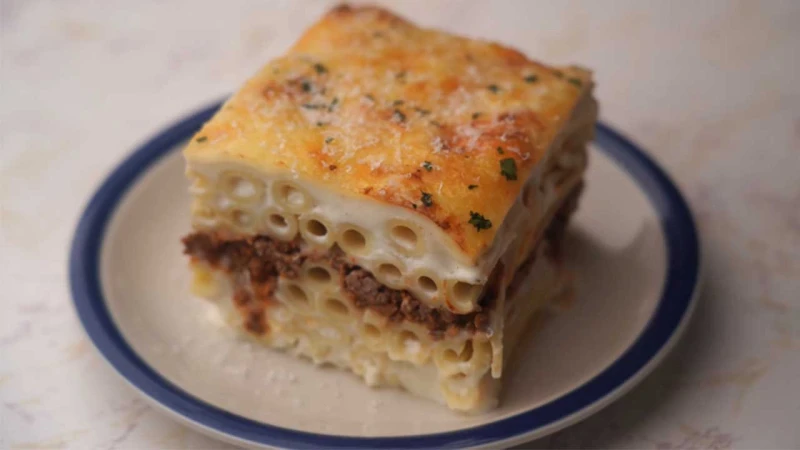 عمل المكرونة البشاميل للمناسبات بدون مجهود تعد المكرونة بالبشاميل من الأطباق الرئيسية التي لا غنى عنها على مائدة رمضان، حيث تحظى بشعبية كبيرة في الأسر المصرية وتعد واحدة من الوجبات