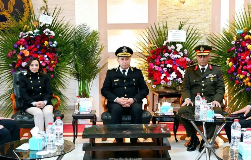 بمناسبة عيد الشرطة ال73 : محافظ البحيرة تقدم التهنئة لمدير الأمن والقيادات الأمنية والشرطية بمقر فرق الأمن بدمنهور وضع إكليل من الزهور على النصب التذكاري لشهداء الشرطة، تخليدا لتضح