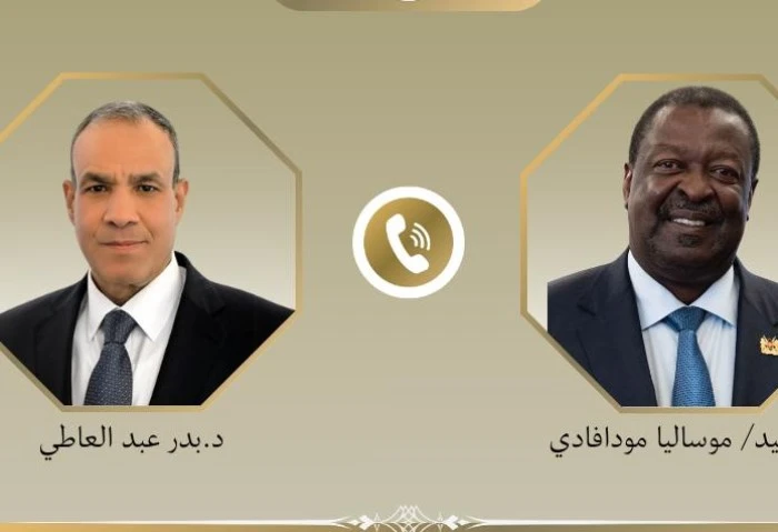 وزير الخارجية يجري اتصال هاتفي مع نظيره الكيني لدعم العلاقات الثنائية أجرى الدكتور بدر عبد العاطي وزير الخارجية والهجرة، اتصالا هاتفيا مع موساليا