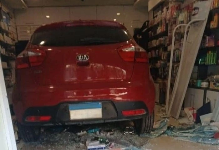 آخرة سواقة الستات، القبض على سيدة دخلت بسيارتها في صيدلية بالسويس تمكنت الأجهزة الأمنية بالسويس، من القبض على سيدة اقتحمت صيدلية بالسويس بسيارتها وتسببت في إحداث تلفيات بها، بعد تد