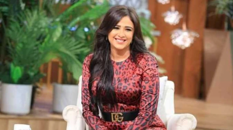 احتفال مبكر بعيد ميلاد ياسمين عبد العزيز ال 45 (فيديو) فوجئت الفنانة ياسمين عبد العزيز، بالاحتفال بعيد ميلادها قبل حلوله بساعات، خلال تصوير إعلان خاص.وحرص كل من المخرج هادي الباجور