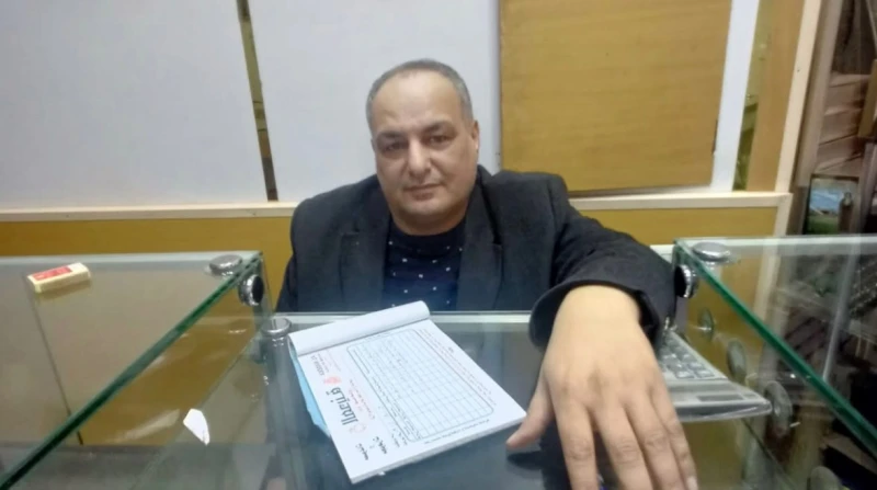 راحت مديونة ورجعت مجبورة.. قصة السيدة الباكية مع صائغ المنوفية في واقعة إنسانية مؤثرة هزت قلوب أهالي مدينة الباجور بمحافظة المنوفية، قام الصائغ مكرم هارون بفعل نبيل أظهر مدى إنساني