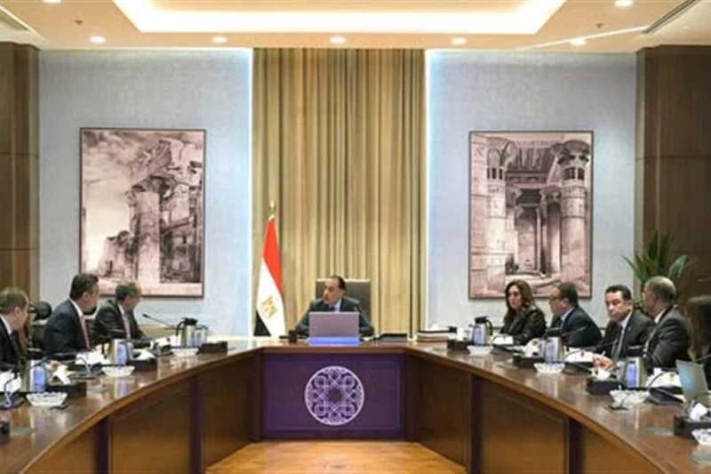 رئيس الوزراء يستعرض ملامح منظومة الكارت الموحد لصرف الدعم التمويني عقد الدكتور مصطفى مدبولي، رئيس مجلس الوزراء، مساء اليوم؛ اجتماعا لاستعراض منظومة