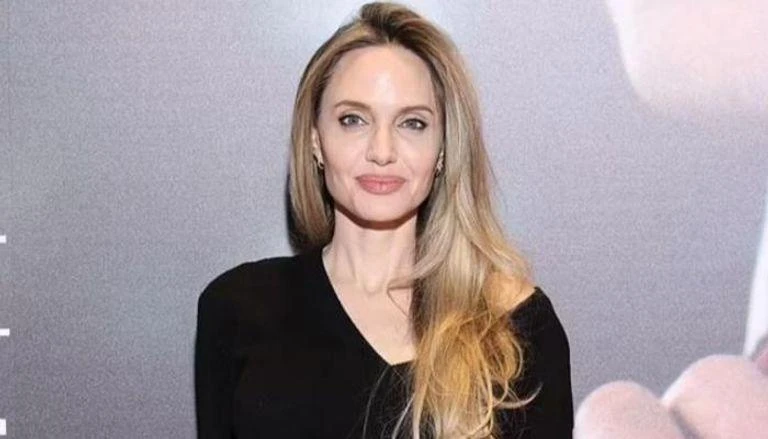 أنجلينا جولي تفتح منزلها لأصدقائها المتأثرين بحرائق لوس أنجلوس افاق عربية - تواصل الممثلة أنجلينا جولي كزملائها في هوليوود، تقديم المساعدة الى