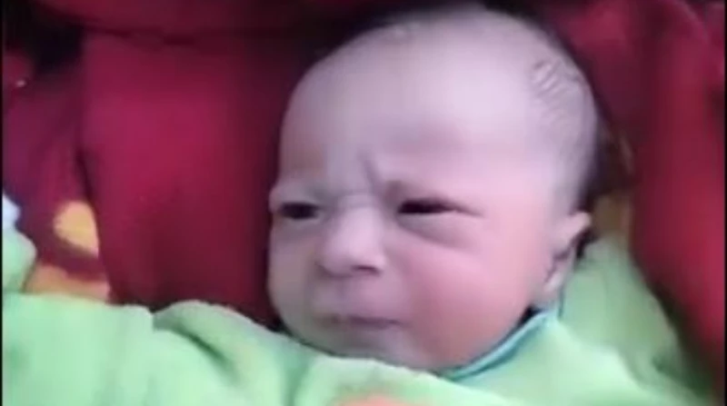 في ظلمات الأزقة.. أطفال يبحثون عن حضن في المنيا طفل صغير ملفوف في ملاءة بيضاء، ملقى أمام بيت، مسجد، أو حتى في صندوق قمامة أو الزراعات، مشهد قد يبدو مألوفا من أفلام السينما، لكنه حق