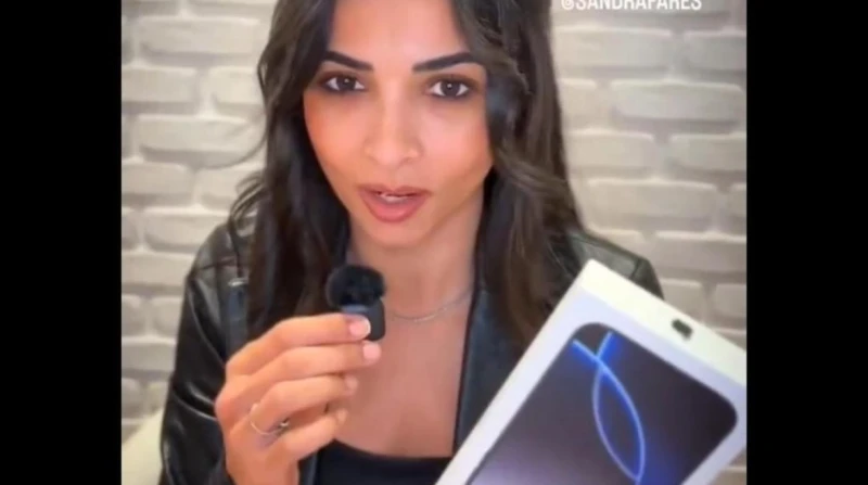 مضت إقرار على نفسها.. بلوجر تروي تجربتها مع ضريبة الهواتف بالجمارك روت صانعة محتوى تجربتها مع قانون ضريبة الهواتف، بعد مرورها من الجمارك بهاتف أيفون من الخارج، على هامش إقرار القان