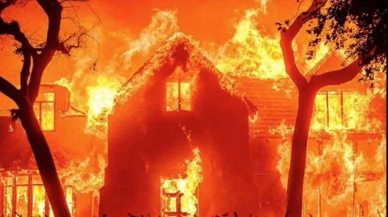 حرائق لوس أنجلوس.. علماء يكشفون السبب تسير حرائق الغابات الحالية في لوس أنجلوس نحو أن تصبح الحريق الأكثر تدميرا في تاريخ جنوب كاليفورنيا، حيث أودت بحياة خمسة أشخاص ودمرت آلاف المنا