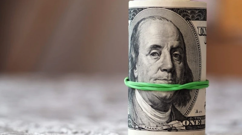 ماذا سيحدث إذا قرر البنك المركزي تثبيت سعر الصرف؟ أكدت الحكومة المصرية في مناسبات عدة، التزامها بتطبيق سياسة مرنة لسعر صرف الدولار أمام الجنيه، وهو ما أثار تساؤلات حول تكلفة عدم ال