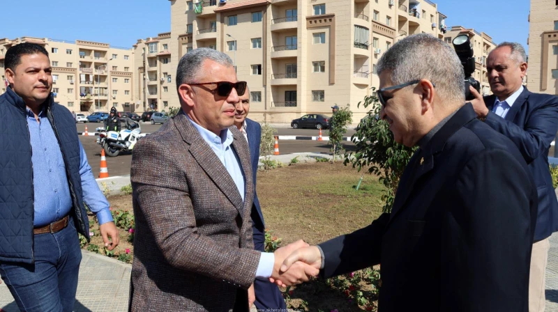 كتبت أمل عبد الرحيم افتتح الفريق أسامة ربيع رئيس هيئة قناة السويس، اللواء طيار أ.ح أكرم محمد جلال محافظ الإسماعيلية، اليوم الجمعة، مسجد الكريم بمساكن القرش بحي أول مدينة الإسماعيلي