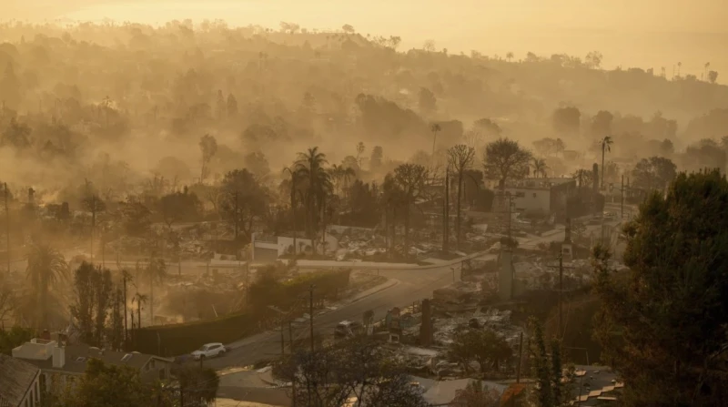 ماذا يحدث في أمريكا؟.. حرائق لوس أنجلوس تفاقم الكارثة استيقظ سكان مدينة لوس أنجلوس الأمريكية، يوم الأربعاء الماضي على سماء يغطيها اللون الأحمر، والدخان الكثيف، نظرا لحرائق الغابات 