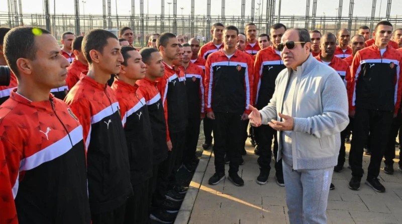 نصيحة غالية من السيسي لطلاب الأكاديمية العسكرية: خليكم واعيين تفقد الرئيس عبدالفتاح السيسي، فجر اليوم الجمعة، الأكاديمية العسكرية المصرية، واستهل زيارته بمشاركة طلاب الأكاديمية الع