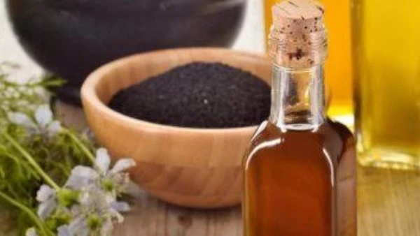 للطهي أو للدهان الموضعي.. ماذا يحدث عند استخدام زيت الحبة السوداء؟ أفاق عربية يعتبر زيت الحبة السوداء هو زيت حبة البركة، وأطلق عليها هذا الاسم بسبب لونها، وهي من الزيوت الطبيعية ذا