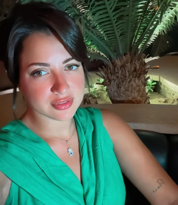 منى فاروق تحذر: لن أسمح لأحد بالإساءة إلي افاق عربية - نشرت الفنانة الشابة منى فاروق فيديو جديدا عبر حسابها الخاص في موقع إنستغرام، وضحت فيه حساباتها الحقيقية الموثقة، مؤكدة أن ليس