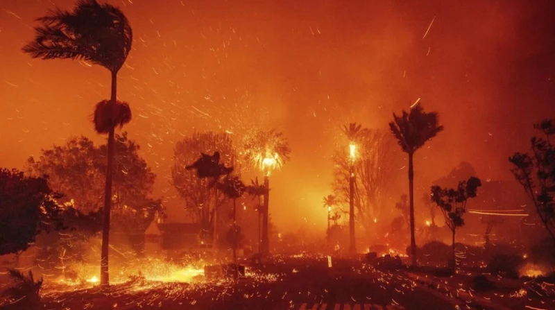 ارتفاع عدد الضحايا.. انتشار جسيمات سامة فى سماء لوس أنجلوس ارتفع عدد ضحايا حرائق لوس أنجلوس الهائلة خلال الساعات القليلة الماضية، وذكر مكتب الطب