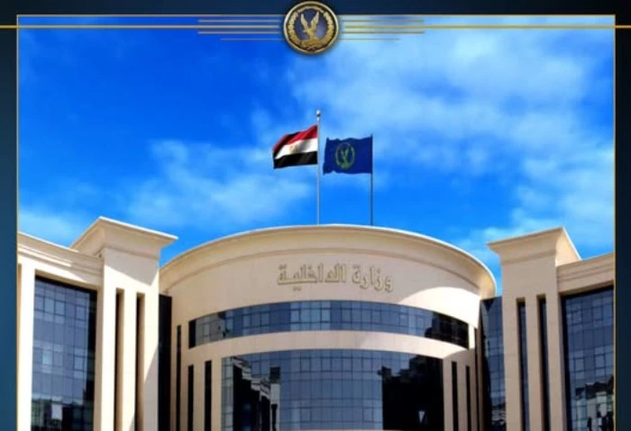 ضبط 18 طن دقيق بلدي قبل بيعها في السوق السوداء تكثف الأجهزة الأمنية جهودها لحماية جمهور المستهلكين وإحكام الرقابة على الأسواق، والتصدي لمحاولات التلاعب بأسعار الخبز والبيع بازيد من